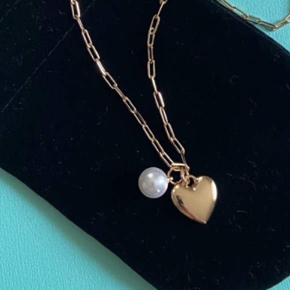 NWT! Beautiful golden chain necklace with faux pearl and puffed heart pendants - Picture 1 of 15